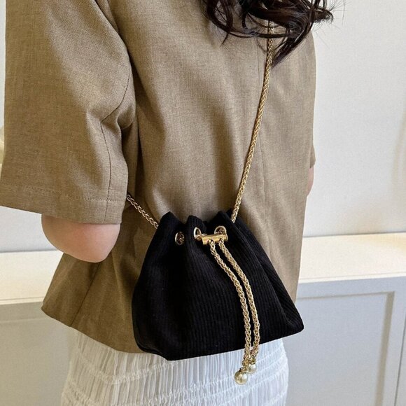 Elegant Black and Gold Women's Bag - Picture 4 of 4